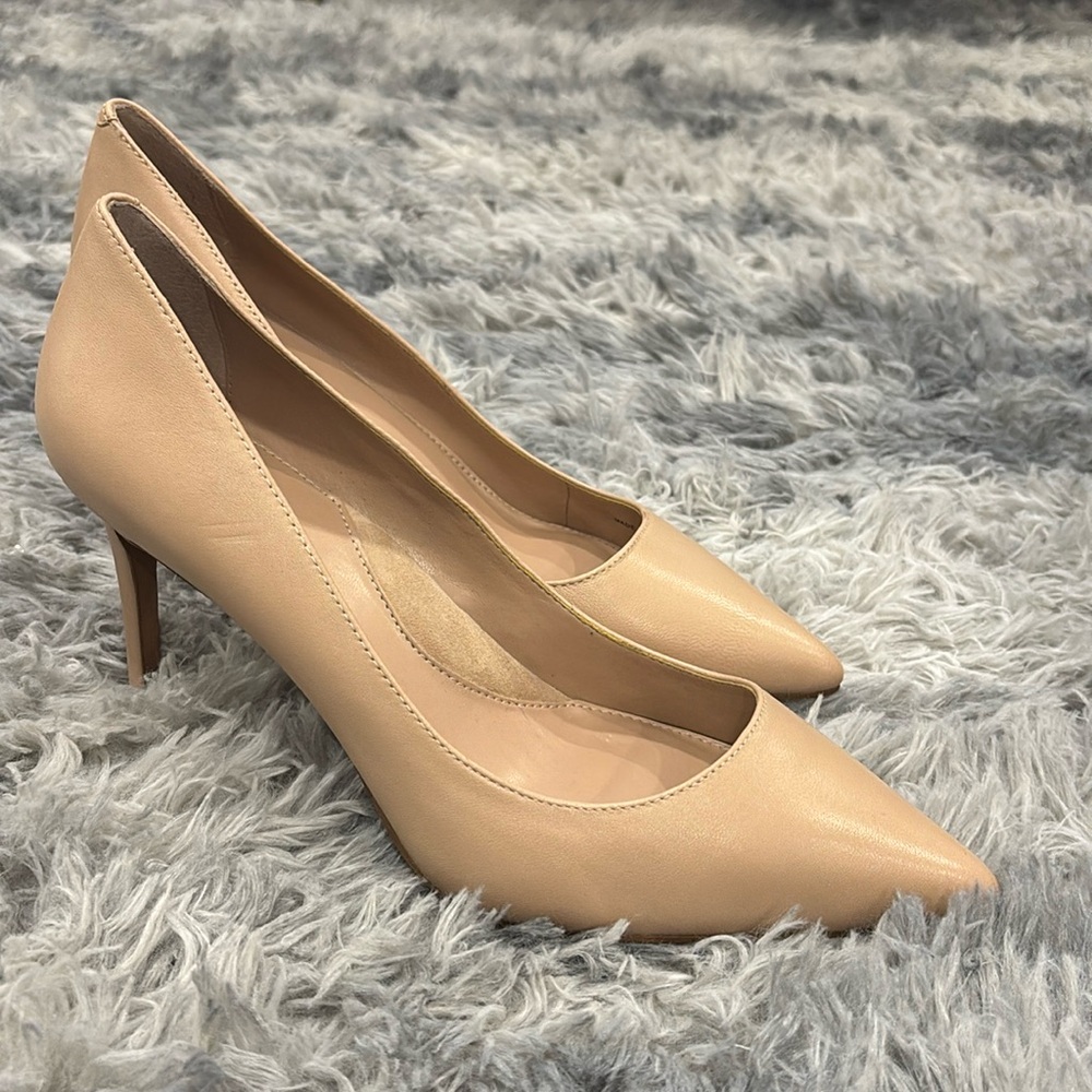 Banana Republic nude leather pumps 11